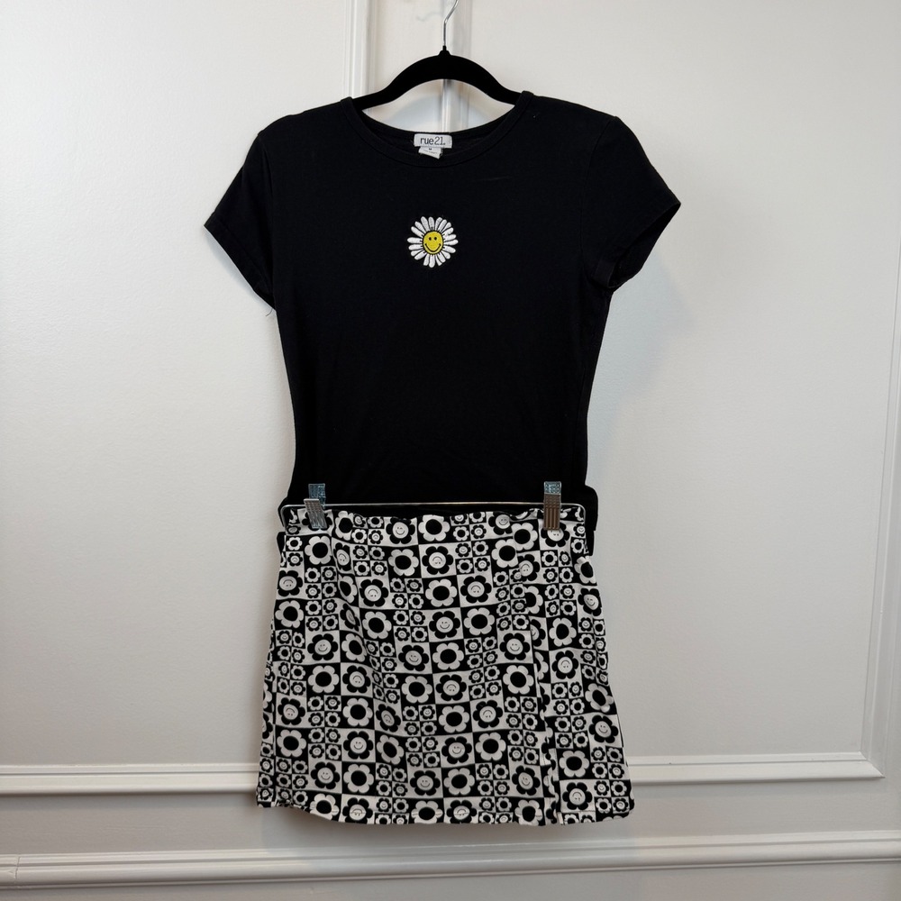 rue21 Daisy Smiley Face Tee & Art Class Checkered Floral Mini Skirt Set M L